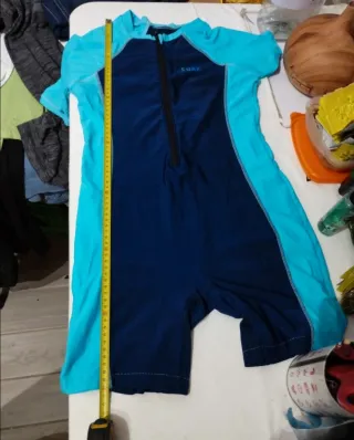 Traje de baño deportivo azul y turquesa
