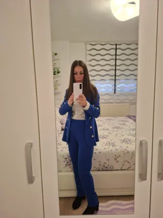 Traje de chaqueta y pantalón azul