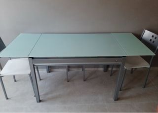 Mesa cristal extensible y 2 sillas