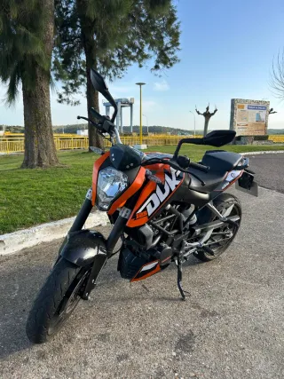 KTM Duke 125 Naranja y Negra