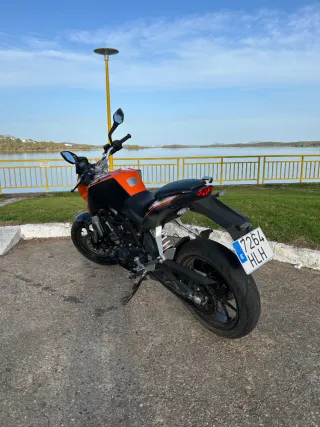 KTM Duke 125 Naranja y Negra