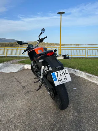 KTM Duke 125 Naranja y Negra