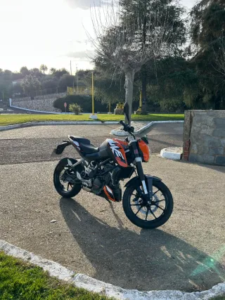 KTM Duke 125 Naranja y Negra
