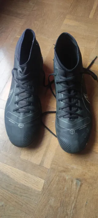 Botas de fútbol sala Nike.Tiene un pequeño arañazo