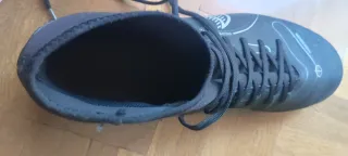 Botas de fútbol sala Nike.Tiene un pequeño arañazo