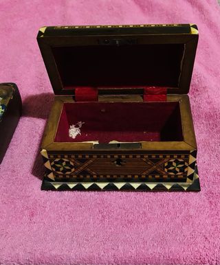 PAREJA DE JOYEROS DE MADERA DECORADOS