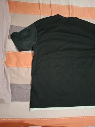 Camiseta negra con doble capa