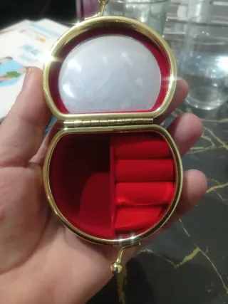 Joyerito con espejo dorado y forro rojo