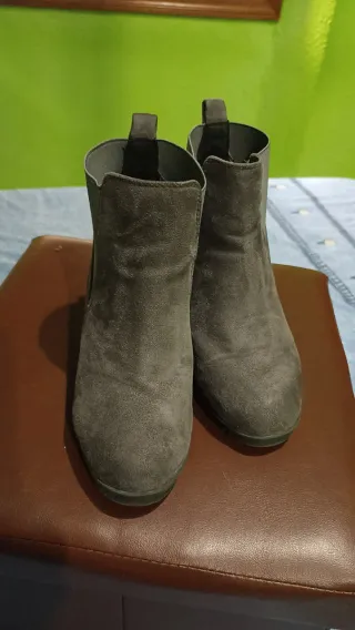 Botines serraje con gomas grises