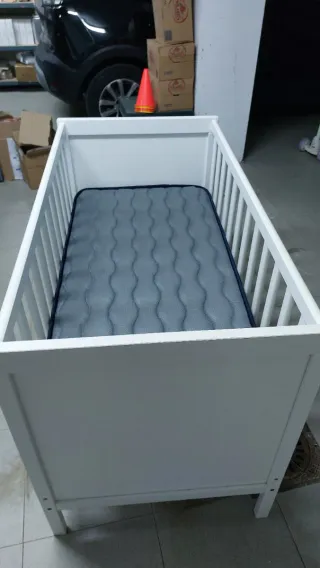 Cuna blanca con colchón