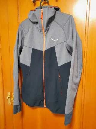 Chaqueta Salewa gris y azul