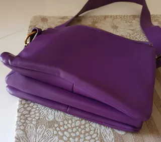 Borsa a spalla viola con catena oro