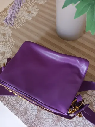 Borsa a spalla viola con catena oro
