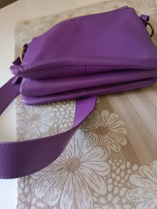 Borsa a spalla viola con catena oro