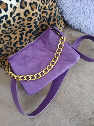 Borsa a spalla viola con catena oro