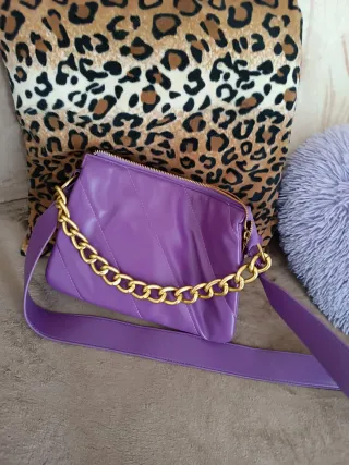 Borsa a spalla viola con catena oro