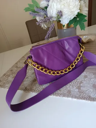 Borsa a spalla viola con catena oro