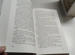 Flor de ciruelo en vasito de oro. Jing Pin Mei