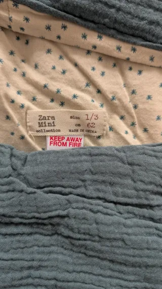 Saco de bebé azul con capucha