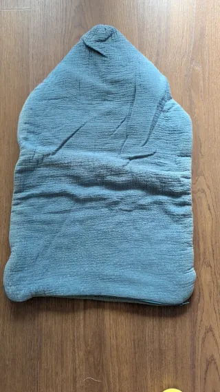 Saco de bebé azul con capucha