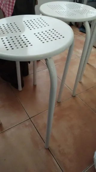 Taburete metálico blanco