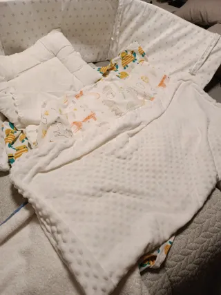 Lote Cuna: Protector, Colcha y Cojín