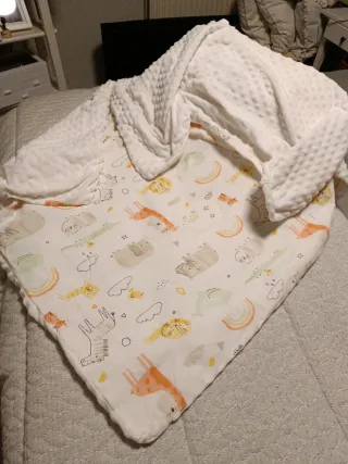 Lote Cuna: Protector, Colcha y Cojín