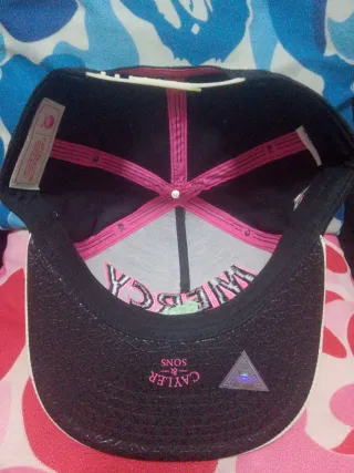 Gorra Cayler & Sons Mercy Negra y Blanca