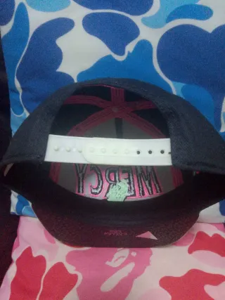 Gorra Cayler & Sons Mercy Negra y Blanca