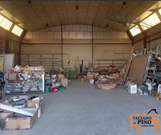 Se hacen vaciados de naves i limpieza de locales
