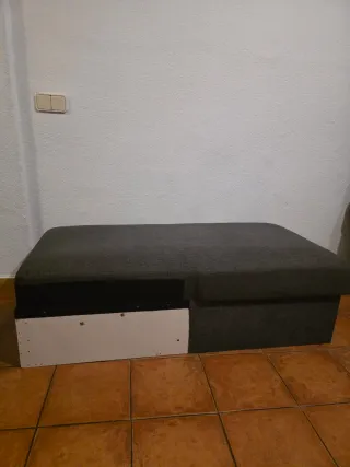 Sofá cama gris con almacenaje