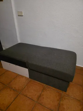 Sofá cama gris con almacenaje