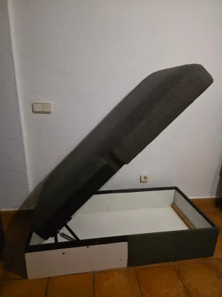 Sofá cama gris con almacenaje