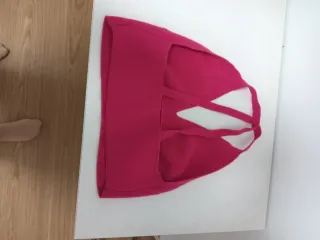 Top rosa de punto con tiras cruzadas