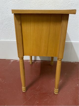 Mesita de noche de madera vintage