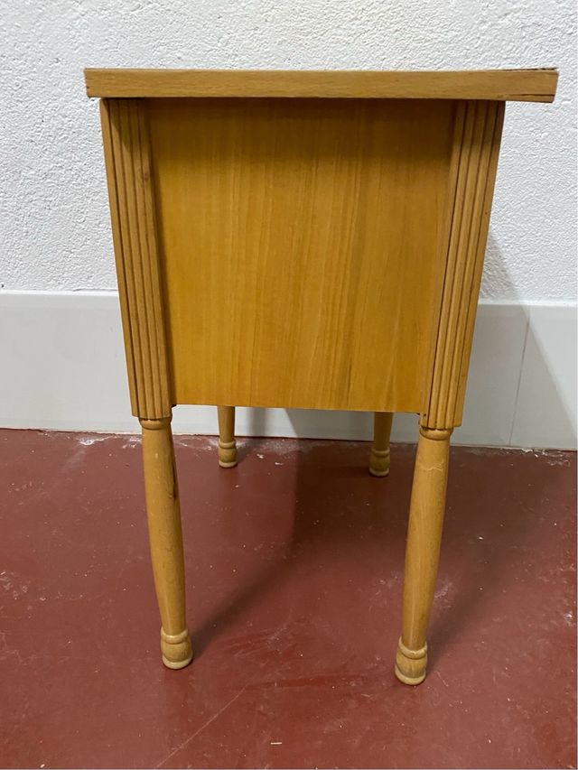 Mesita de noche de madera vintage