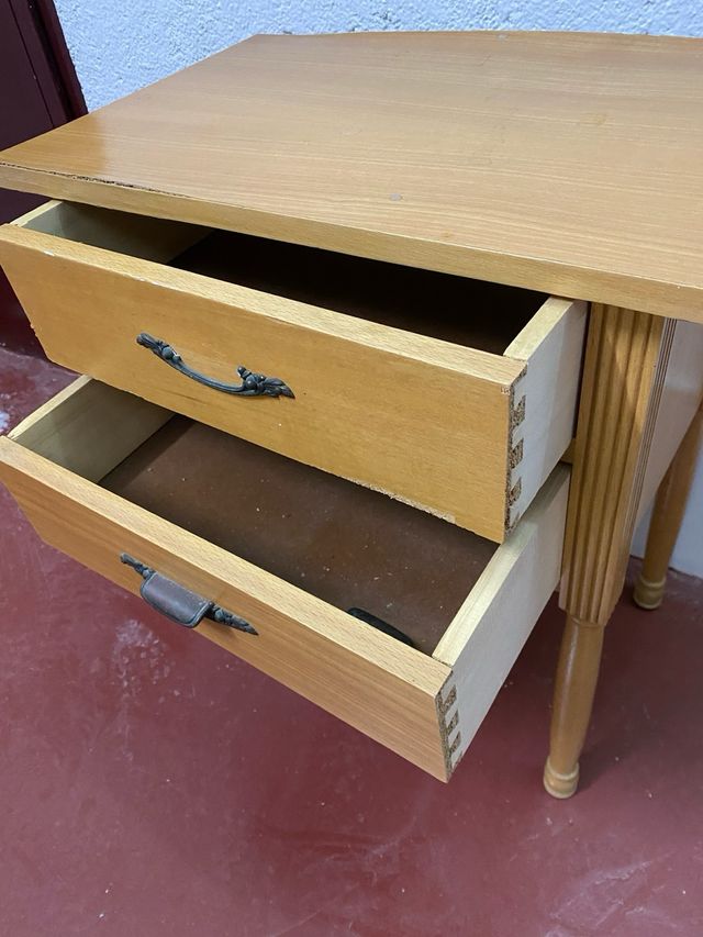 Mesita de noche de madera vintage