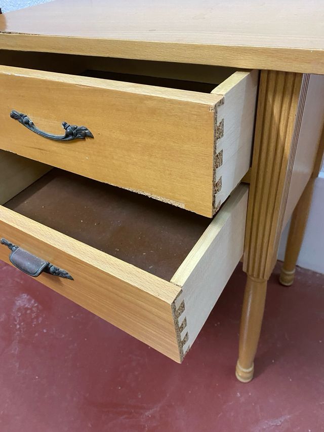 Mesita de noche de madera vintage