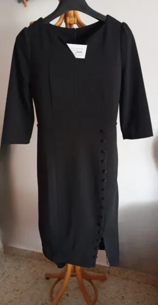 Vestido negro elegante con botones