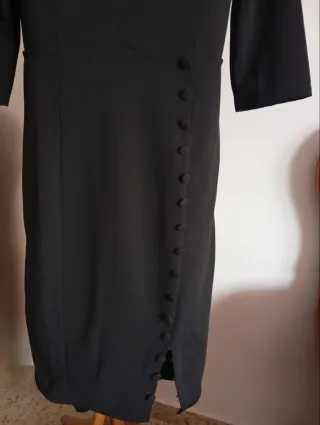 Vestido negro elegante con botones