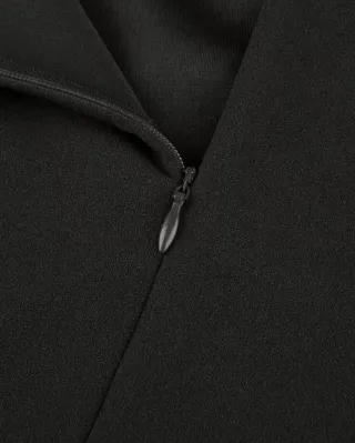 Vestido negro elegante con botones