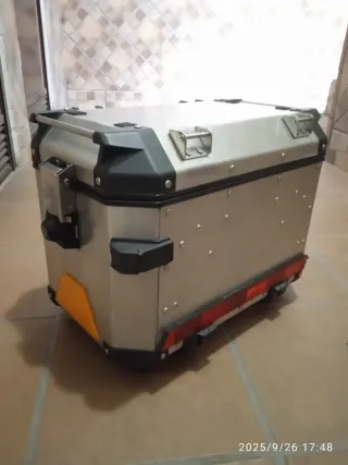 Top case, baúl o cofre GIVI de 46 L para moto.