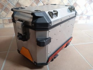 Top case, baúl o cofre GIVI de 46 L para moto.