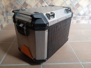 Top case, baúl o cofre GIVI de 46 L para moto.