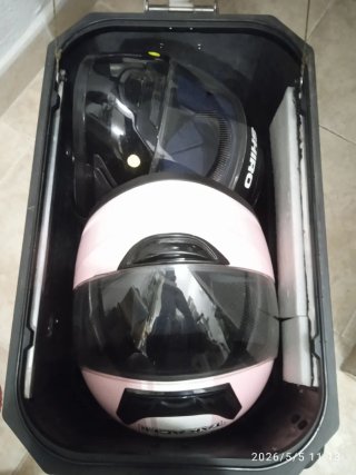 Top case, baúl o cofre GIVI de 46 L para moto.
