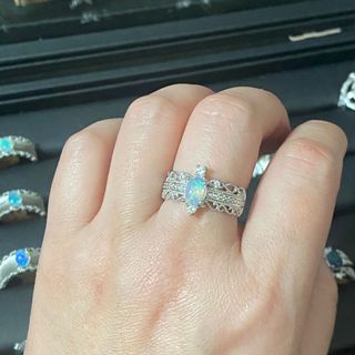 Anillo de ópalo natural