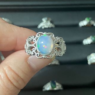 Anillo de ópalo natural