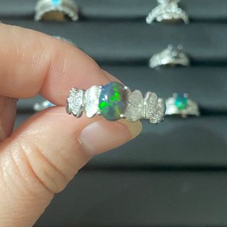 Anillo de ópalo natural