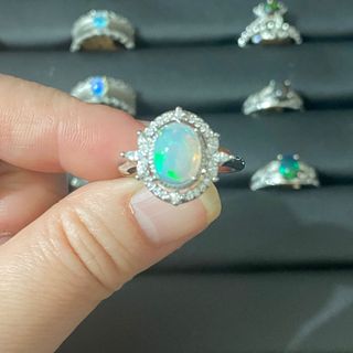 Anillo de ópalo natural