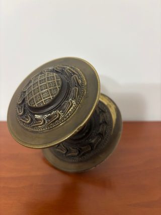 Pomo bronce antiguo decorado